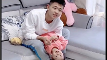 哥哥对妹妹的喜欢被发现了，高冷的形象崩塌了露出了“sha气”的眼神