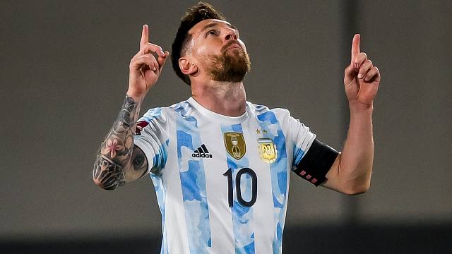 梅西再造经典名画:禁区1v6游走盘带踏平对手,对方用手都抢不到