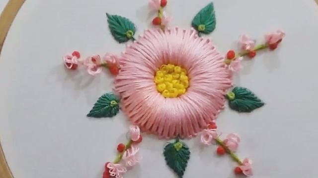 手工刺繡作品,帶你學習如何刺繡漂亮的粉色菊花圖案!