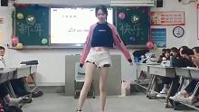 最怕校花跳舞，随便一跳勾走全班男生的魂，成为全校女生的公敌！