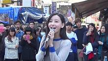 当红明星街头唱歌，一不下心把路人唱嗨，堪比露天演唱会啊！