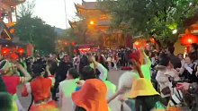 旅游看到景区跳舞的小姐姐们，这音乐太嗨了！