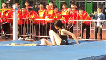 这样的身材去跳高 围观的男同学们眼睛都亮了！