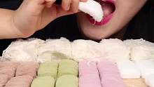 丝丝甜甜 可以拉丝的“棉花糖” 小馋猫的最爱。感觉就像吃“毛线”，好吃又好玩#龙须酥 