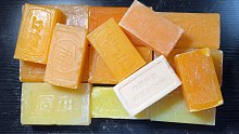 蒜刮肥皂-黄澄澄明晃晃的大肥皂砖头