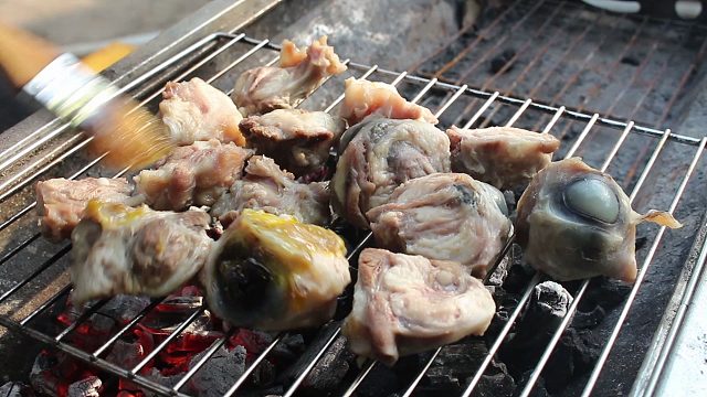 烧烤牛眼:歪厨子烧烤牛眼睛,吃着有爆浆的感觉