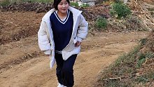 奶奶挖地种菜，发现两个箱子