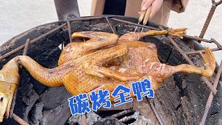 终于把鸭子烤熟了，郭皓轩守着要吃鸭腿，看起都巴适！