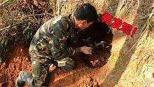 挖笋老师傅挖个地窖，挖到一半时发现铜钱，大哥仔细一看立马扔掉