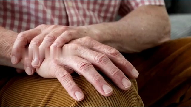 老人为什么会手抖