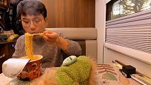 外面下起小雨，小伙躲在房车里，暖暖的吃碗泡面也很幸福