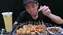 章鱼小丸子 五花肉 牙签牛肉 臭豆腐 狼牙土豆 墨鱼热狗 金桔柠檬水 !