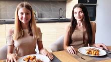俄罗斯母女的“营养午餐”，你想尝尝吗？