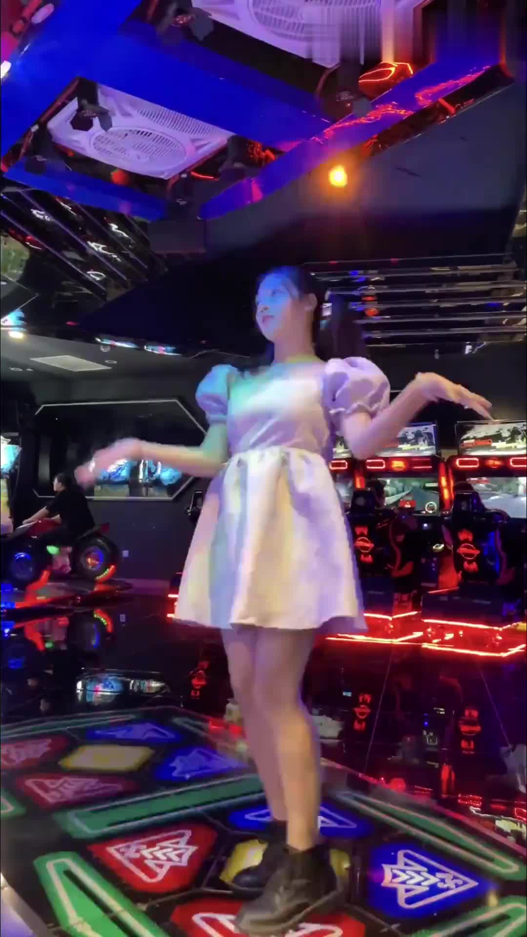 来看美女玩跳舞机