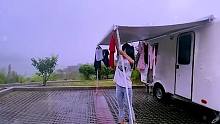 房车之旅|突然下大雨，隔壁车友的遮阳板压断了