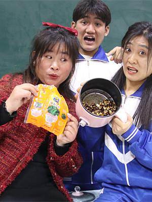 老师请同学们吃奶油爆米花，没想同学们吃完开心的跳起了舞，真逗