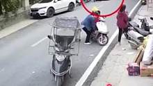 为母则刚！一小车突然失控撞飞路边一对母子，女子不顾伤势，赶紧爬起来搬起摩托车，救下她的孩子……#母爱