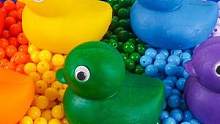 自制多彩珠珠泳池，白雪公主很喜欢，还有彩虹鸭子哦 #益智玩具 #早教玩具 #玩具 #解压玩具 #亲子