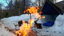 冬季户外生存避难所，在-25° 天气下在户外睡觉，深雪露营，荒野营地