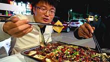 大sao一家下馆子，第一次吃“狼头烤鱼”，啤酒免费，老爸过瘾了