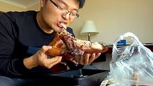在北京皇家大饭店吃北京烤鸭，大sao一个人啃一整只，真过瘾