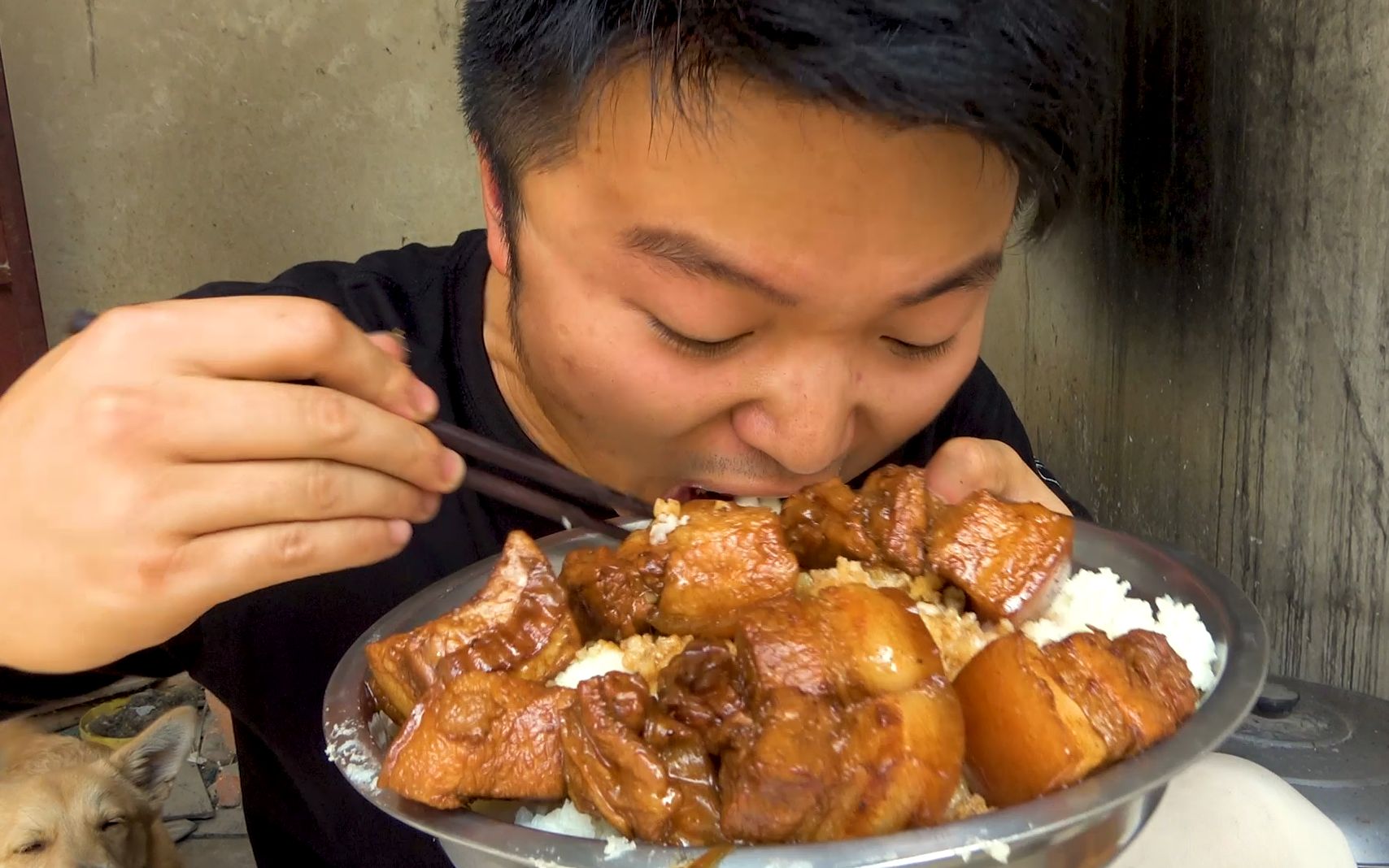 楼顶厨房可以用了，大sao做一盆烧肉来开锅，大肉盖饭吃的真过瘾