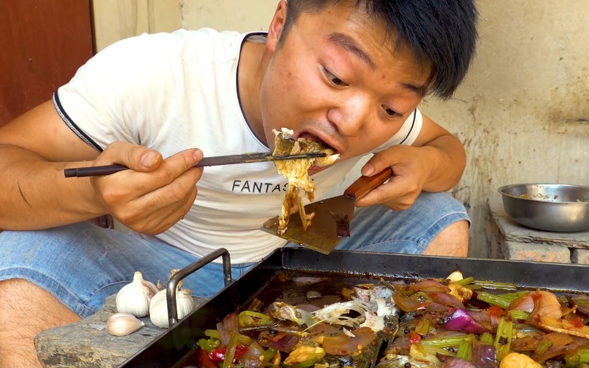 大sao下馆子，大蒜免费吃，一斤麻辣鱼配一大碗面，小孩都看馋了，真过瘾
