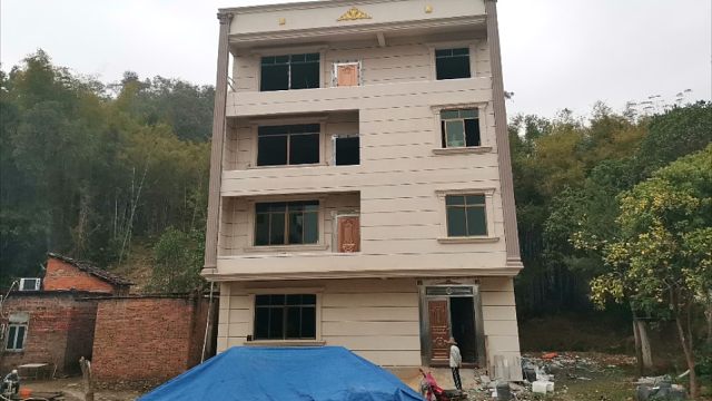 广东农村不用砖头盖的房子,经过7年时间,终于贴瓷砖了