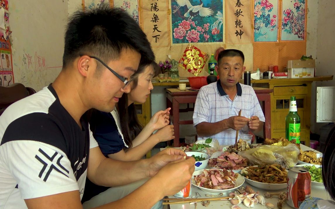一只炸鸡一盆麻辣烫，大sao在宾馆吃饭，外卖都备注两头蒜，过瘾