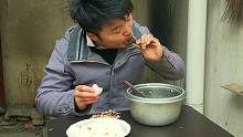铁锅炖公鸡，洋葱配米饭，小伙做柴火鸡一口洋葱一口肉，米饭完全不够吃，看饿了