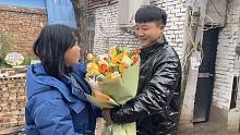 小伙买鲜花和对象跨年，结果却遇尴尬事，小伙还一脸茫然真搞笑