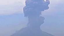 1月28日#日本樱岛火山喷发：山口升起滚滚黑烟 ，高达3400米，该火山为日本最活跃的火山之一