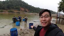 记录农村捕鱼现场，大伯养了一年多的鱼塘，一网下去才1000多斤
