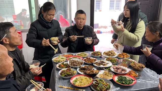 西娃子拜年初一到初五,大鱼大肉感觉都胖了一圈,农村拜年很热闹