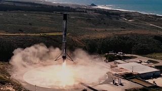 SpaceX猎鹰9号火箭执行任务发射和自动收回画面，科技的力量！