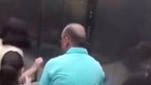 老外电梯恶搞路人。 直接吓懵了