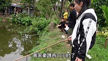 一家人排队钓鱼小妹手气最佳，小胖子钓不到鱼快急哭，收获满桶鱼
