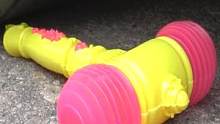 汽车碾压塑料玩具锤实验 #汽车碾压 #塑料玩具 #玩具锤 #实验 #创作灵感上热门 #上热门 #减压