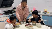 农村媳妇一大早起来做早餐，俩儿子吃的还不一样，看看都有些啥