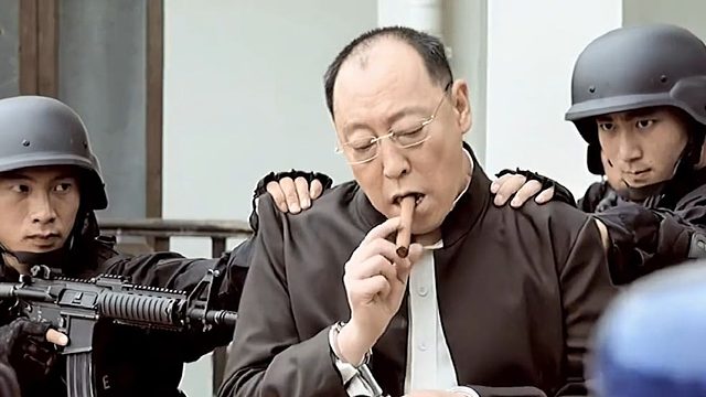 黑帮大佬被警察拘捕,炮火中淡定抽雪茄,倪大红这段演技堪称经典