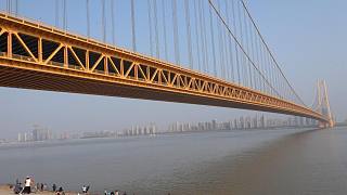 厉害！横跨长江1700多米不立桥墩，武汉的造桥技术真是让人惊叹