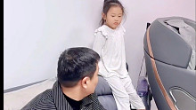 前几天哥哥失宠，这次轮到妹妹吃醋到面壁……这届爸爸太难了吧