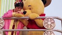 这样的小黄熊谁不想宠呢#上海迪士尼 #迪士尼 #迪士尼春季巡游color #噗噗