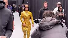 Kim Kardashian在Balenciaga秀场，衣服是胶带缠起来的。