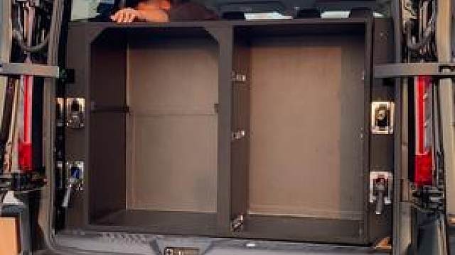 小伙竟然将全顺改装成移动汽美工具车!