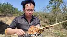 是该改善一下伙食了，自己动手在山上弄了一只烤鸡给骚哥吃！