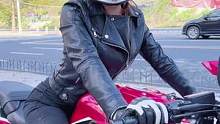 作为当代女性，一定要学会骑摩托车️ #机车 #踢腿变装