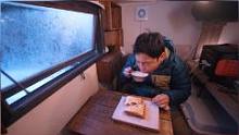 冬季汽车露营，外面风雨交加，一个人在床车做饭吃#助眠#床车生活#床车旅行#床车自驾游#户外#解压#治