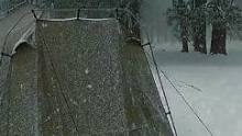 暴风雪帐篷露营，外面风雪交加，和狗子一起住在温暖的帐篷里#户外#露营#帐篷#柴火炉#野营#野炊#野外