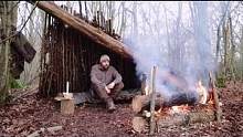 野外搭建庇护所露营睡觉过夜，长火堆取暖野炊#户外 #露营 #荒野指南 # #美食 #野炊 #手工